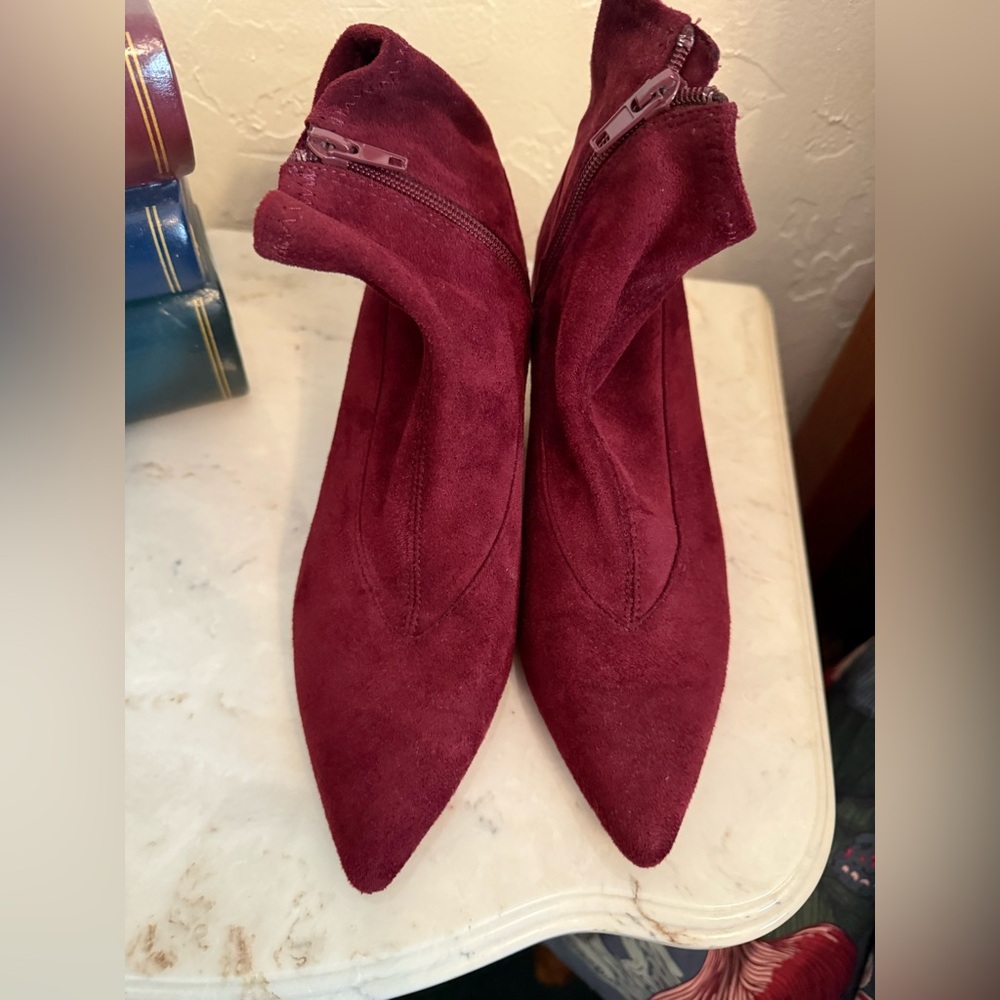 Bella Vita Burgandy suede booties